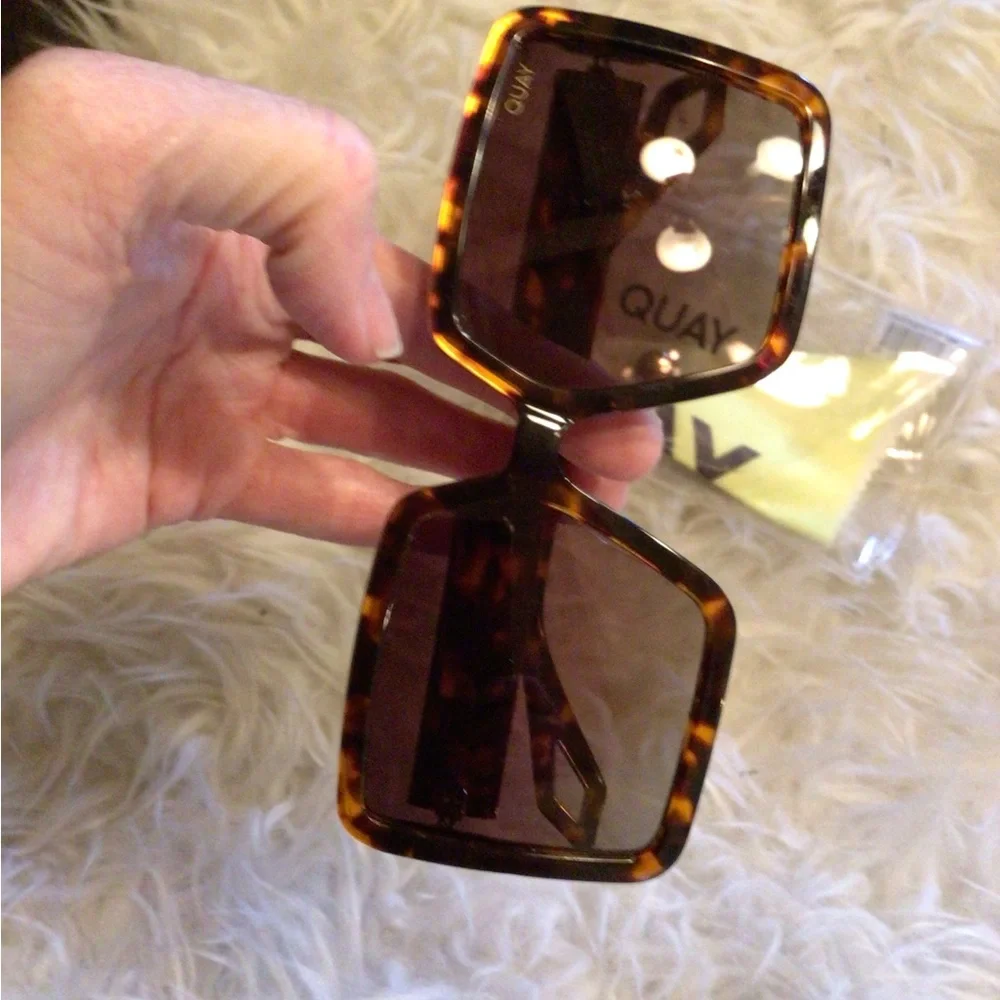 READ SCUFFS Quay Almost ready polarized square Sunnies